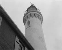 Details du phare Fisgard, montrant l'encorbellement dessous la plate-forme à lanterne, et la position de la fenêtre gothique sur le côté nord, 1997.; Agence Parcs Canada / Parks Canada Agency, J. Mattie, 1997.