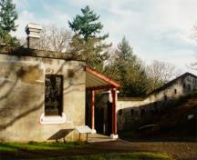 Vue du côté sud du poste de garde et d'une partie du mur crénelé défendables près de l'entrée du site, 1997.; Agence Parcs Canada / Parks Canada Agency, J. Mattie, 1997.