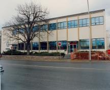 Vue de l'entrée principale de l'édifice fédéral de Vernon, qui montre la façade donnant sur la 32e avenue, 1994.; Parks Canada Agency/ Agence Parcs Canada, 1994.