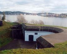 Vue de l’emplacement du canon gauche de la batterie inférieure, 1997; Agence Parcs Canada / Parks Canada Agency, J. Mattie, 1997.