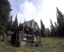 General view of the Floe Lake Warden Patrol Cabin, showing the formal arrangement of openings consisting of an asymmetrically placed door and a single six-light window on the front elevation, 2005.; Parks Canada Agency / Agence Parcs Canada, C. Siddal, 2005.