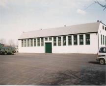 CFRB Hamilton (HMCS star), south fayade of drill deck from the parade; built 1943, DND NSDWB designer.; (Ann Gillespie, 1992).