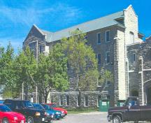 Vue générale du Fort Champlain Quartiers des cadets (B34), démontrant l’utilisation et la mise en oeuvre de la pierre calcaire pour les parements muraux, les couronnements, les cadres de portes et de fenêtres, les contreforts de coin et les sculptures orn; Parks Canada Agency / Agence Parcs Canada