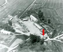 Vue générale de La Petite-Ferme, avec une flèche rouge indiquant la maison, 1969.; Service canadien de la faune / Canadian Wildlife Service, 1969.