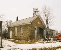 View of the exterior of Former Mount Pleasant School House, showing the large multi-paned windows lining the former classroom, 2005.; Department of Public Works and Government Services / Ministère des Travaux publics et services gouvernementaux, Alice Da Silva, 2005.
