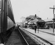 Image de la gare ferroviaire de la rue York montrant la foule rassemblée en attente en avant de la gare; Private Collection