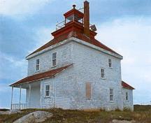 Vue de coin du phare de Rook Island, démontrant l'élévation nord (à gauche) et ouest (à droite), 2001.; Department of Fisheries & Oceans Canada/Département de pêches et océans Canada, 2001.