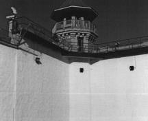 Vue générale du mirador 4, nord-ouest, de l'intérieur des murs de l'institut correctionnel, 1995.; Correctional Service Canada \ Service correctionnel Canada, 1995.