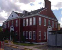 General view of the Science Building showing the north/main elevation (left) and the west/rear elevation (right), 2001.; Public Works and Government Services Canada / Travaux publics et Services gouvernementaux Canada, 2001