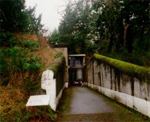 Vue générale de l'entrée à la salle des génératrices pour les projecteurs (hors de vue sur le côté gauche) et montrant aussi l'entrée à la salle des chars d'assaut au bout du couloir, 1997.; Parks Canada Agency / Agence Parcs Canada, J. Mattie, 1997.
