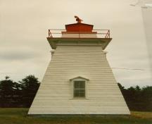 Vue générale du Phare à Coldspring Head, qui montre la construction à charpente de bois, 1990.; Canadian Coast Guard / Garde côtière canadienne, 1990.