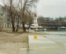 Vue du phare dans le lointain, qui montre la forme unifiée et pittoresque du profil en gradins du phare et de la résidence, 1990.; Transport Canada / Transports Canada, 1990.