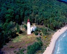 Vue aérienne du phare de l'île Griffith se dressant à son emplacement pittoresque, rehaussant le cachet panoramique et maritime de la région et rehausse énormément l’intérêt local pour les plaisanciers qui croisent dans la région, 1990.; Canadian Coast Guard / Garde côtière canadienne, 1990.