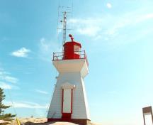 Vue de l'entrée du Phare, qui montre les détails autour, 1990.; Canadian Coast Guard / Garde côtière canadienne, 1990.