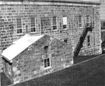 Vue générale de l'arrière de l'État-major du Royal 22e Régiment, ancien hôpital, bâtiment 1, 1991.; Parks Canada Agency / Agence Parcs Canada, R. Godspeed, 1991.
