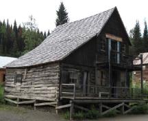 General view of the Chee Kung Tong Building, showing the north lean-to erected ca. 1905 to expand the Chee Kung Tong building’s living quarters and social space, 2006.; Agence Parcs Canada / Parks Canada Agency, N. Shields, 2006.