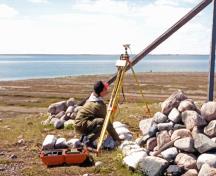 Vue générale d'une excavation faite par un archéologue sur le site de Qikiqtaarjuk, 1996.; Parks Canada Agency / Agence Parcs Canada, 1996.