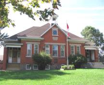 Vue générale de la plaque de la Commission des lieux et monuments historiques du Canada située sur la façade de la Salle communautaire, 38 rue Rainham, Nanticoke, 2005.; Parks Canada Agency / Agence Parcs Canada, J. Molnar, 2005.