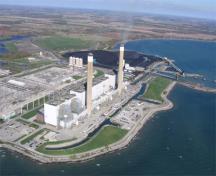 Vue aérienne contemporaine du site de Nanticoke qui contient présentmenet la Centrale électrique de Nanticoke, 2009.; Ontario Power Generation, 2009.