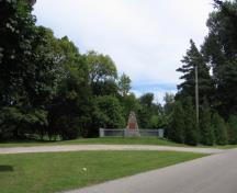 Vue générale du monument et de la plaque de la Commission des lieux et monuments historiques du Canada, 2005.; Parks Canada Agency/Agence parcs Canada, 2005.