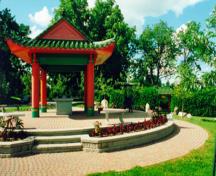 General view of the Chinese Pavilion from the Beechwood Cemetery sheltering the altar and bronze urn to the right demonstrating the clusters of graves belonging to ethnic communities, 2000.; Parks Canada Agency / Agence Parcs Canada, R. Godspeed, 2000.