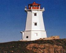 Vue de côté du phare de Louisbourg démontrant ses fenêtres à frontons.; Lighthouses and Lights of Nova Scotia,  R. Erwin, n.d.
