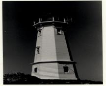Vue générale des façades sud-est du phare de Louisbourg, 1990.; Canadian Coast Guard / Garde côtière canadienne, 1990.