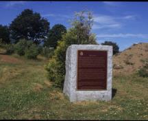 Vue du monument et de la plaque de la Commission des lieux et monuments historiques du Canada, 2001.; Parks Canada Agency/Agence Parcs Canada, 2001.