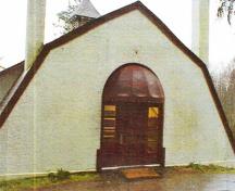 Detail view of the main entrance to the Cow Barn and Dairy, 2000.; Department of National Defence / Ministère de la Défense nationale, D. Cebula, 2000.