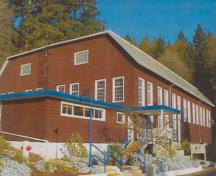 Corner view of the Gymnasium showing the use of sawn wood shingles on the side walls, 2000.; Department of National Defence / Ministère de la Défense nationale, D. Cebula, 2000.