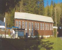 Side view of the Gymnasium emphasizing its location on a hillside, at the edge of the forest zone, 2000.; Department of National Defence / Ministère de la Défense nationale, D. Cebula, 2000.