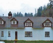 Facade of the inner courtyard of the Stable / Garage showing the load-bearing terra cotta walls finished with white cement plaster (stucco), 2000; Department of National Defence / Ministère de la Défense nationale, D. Cebula, 2000.