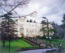 General view of the Grant Block emphasizing its comparitive relationship to the grounds through its careful siting in the formal landscape, 1995.; Parks Canada Agency / Agence Parcs Canada, L. Maitland, 1995.