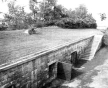 Vue aérienne des Casemate du front ouest démontrant la forme logique des casemates, 1989.; Parks Canada Agency / Agence Parcs Canada, 1989.