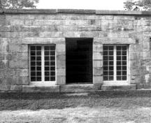 Façade avant des Casemate du front ouest représentant la façade en pierre simple, sans ornementation, percée d’une porte flanquée de deux fenêtres latérales, 1989.; Parks Canada Agency / Agence Parcs Canada, 1989.