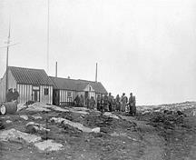 Historic image of the Blacklead Island Whaling Station showing the original semi-subterranean Thule houses, 1903.; Natural Resources Canada \ Ressources naturelles Canada, 1903.