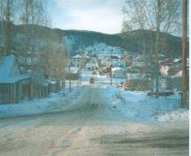 Rue King en regardant nord-ouest de la Septième Avenue, Dawson, Yukon, 1999.; Agence Parcs Canada / Parks Canada Agency, Gordon Fulton, 1999.