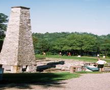 Vue de la cheminée et des vestiges de la forge basse au lieu historique national du Canada des Forges-du-Saint-Maurice, 2002.; Parks Canada Agency / Agence Parcs Canada, E. Kedl, 2002.