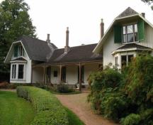 Vue générale montrant la partie de la résidence Ardgowan qui date de 1854-1873, sur son contour au sol original (à savoir le bloc central avant et l'aile ouest en gradins).; Parks Canada Agency / Agence Parcs Canada