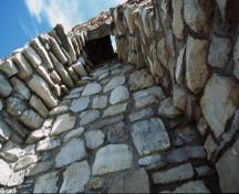 Vue des vestiges à fort St. Joseph, qui montre la forme et les matériaux subsistants, 2001.; Parks Canada Agency / Agence Parcs Canada, G. Vandervlugt, 2001.