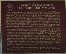 Vue de la plaque de la Commission des lieux et monuments historiques du Canada qui commémore le lieu historique national du Canada Fort Drummond, 1989; Parks Canada Agency/Agence parcs Canada, 1989.