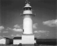 Vue générale du phare de Channel Head, montrant la surface lisse de la tour, due au fait que les segments sont boulonnés les uns aux autres sur la face intérieure de la structure, 1987.; Canadian Coast Guard/Garde côtière canadienne, 1987.