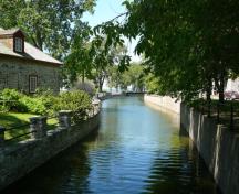Vue du canal de Lachine, qui montre le tracé du canal et son emplacement au coeur de Montréal, 2007.; Agence Parcs Canada/ Parks Canada Agency, 2007.