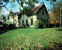 Vue de l'extérieur du lieu historique national du Canada Woodside, montrant a conformité de la maison reconstruite avec le plan et l’aménagement originaux de la maison King, 1984.; Parks Canada Agency/Agence Parcs Canada, 1984.