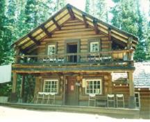 View of Twin Falls Tea House, showing its peeled log roof purlins and rafters, 1995.; Agence Parcs Canada / Parks Canada Agency, 1995.