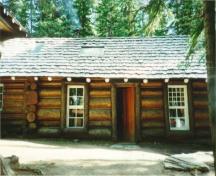 View of Twin Falls Tea House, showing its horizontal log construction, 1995.; Agence Parcs Canada / Parks Canada Agency, 1995.