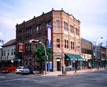 Vue générale de Apothecaries Hall démontrant son emplacement et son entrée à l’intersection de deux rues, 1995.; Parks Canada Agency / Agence Parcs Canada, J. 	Butterill, 1995.