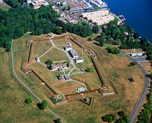 Aerial view of the Fort George National Historic Site of Canada emphasizing the siting of the fortress on a steep rise, near the mouth of the river, 2001.; Parks Canada Agency / Agence Parcs Canada, G. Vandervlugt, 2001.
