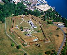 Vue aérienne du lieu historique national du Canada du Fort George mettant de l'emphase sur l'implantation de la forteresse sur un coteau abrupt, près de l'embouchure de la rivière, 2001.; Parks Canada Agency / Agence Parcs Canada, G. Vandervlugt, 2001.