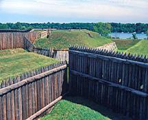 Vue générale des murs et palissades du lieu historique national du Canada du Fort-George, 1985.; Parks Canada Agency / Agence Parcs Canada, B. Morin, 1985.